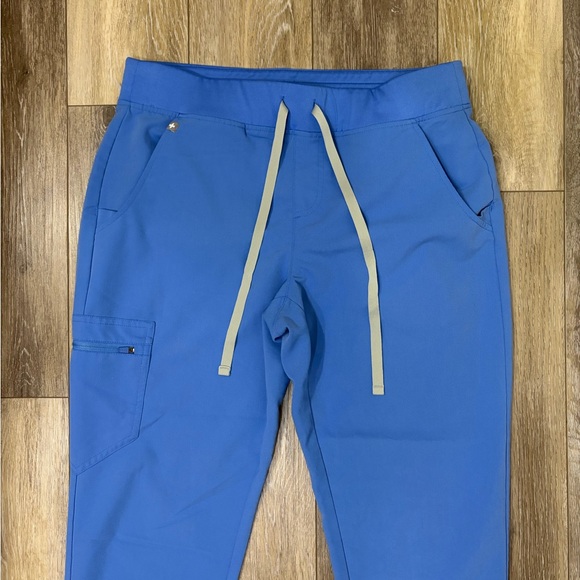 Figs Scrub Set - Catarina Top & Zamora Joggers - Picture 7 of 10